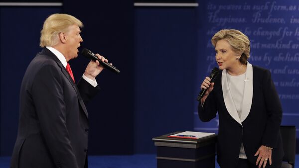 Donald Trump y Hillary Clinton durante el debate - Sputnik Mundo