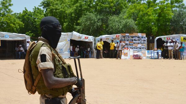 Un soldado de Níger cerca a un punto de información para gente desplazada (Archivo) - Sputnik Mundo