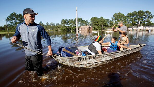 Socorristas evacúan a una familia en Carolina del Norte, EEUU, tras el paso del huracán Matthew - Sputnik Mundo