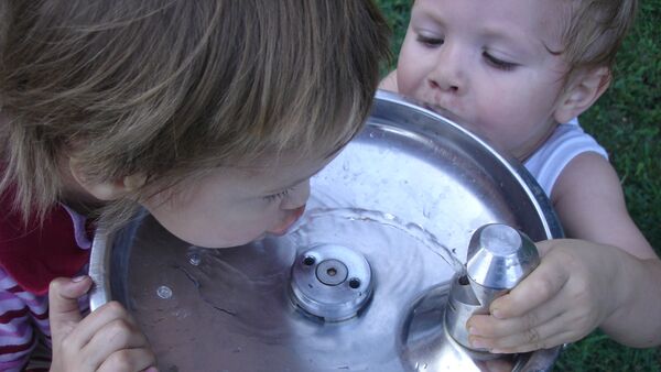 Niños bebiendo agua - Sputnik Mundo