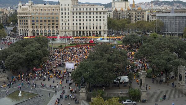 Manifestación en Barcelona contra la independencia de Cataluña en el Día de la Fiesta Nacional de España - Sputnik Mundo