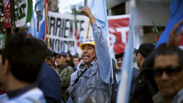 A worker shouts during a protest by the Confederation of Argentine Workers (CTA) labor union outside the Labor Ministry in Buenos Aires, Argentina, Friday Sept. 23, 2011 - Sputnik Mundo