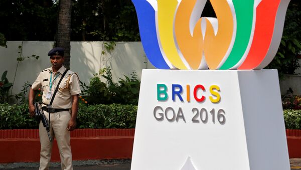 Logo de la cumbre de los BRICS en Goa, la India - Sputnik Mundo