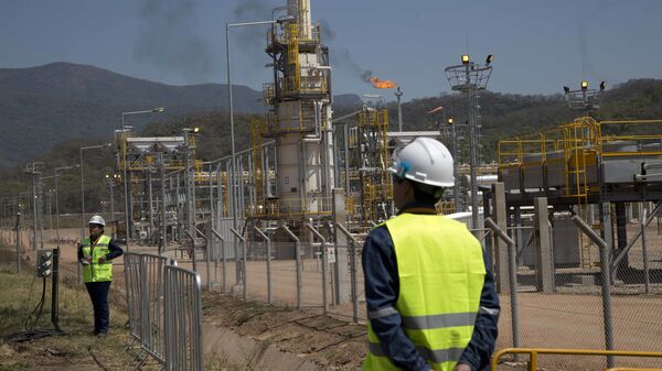 Oil workers stand at the new Incahuasi natural gas plant in Lagunillas, Bolivia, Friday, Sept. 16, 2016 - Sputnik Mundo