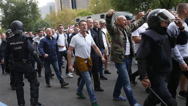 Hinchas polacos llegando al estadio Santiago Bernabeu en Madrid - Sputnik Mundo
