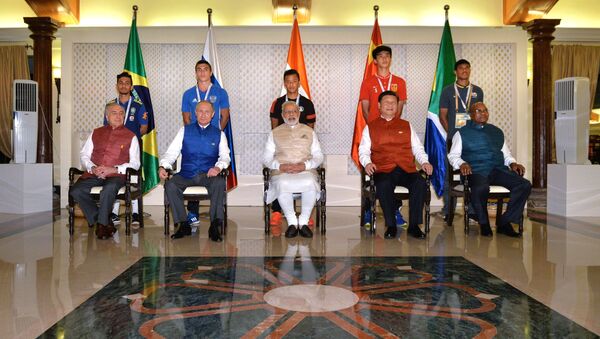 Los líderes de BRICS durante una sesión de fotos - Sputnik Mundo