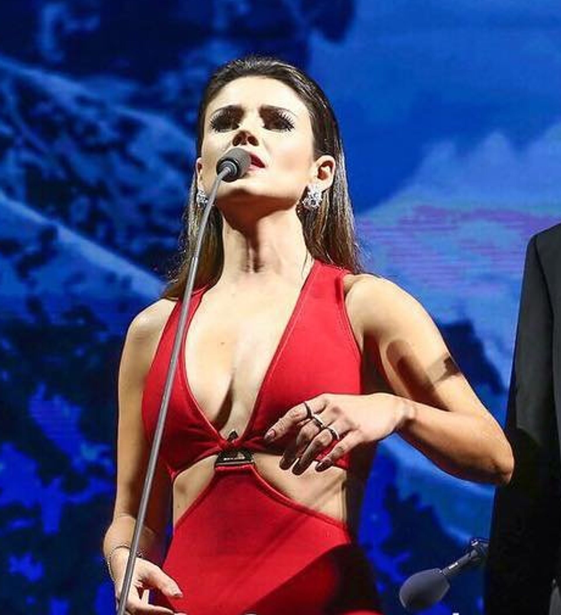 Paula Fernandes desabafa após polêmica em show de Andrea Bocelli