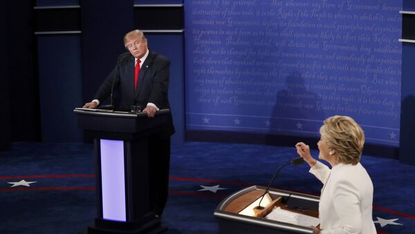 Donald Trump y Hillary Clinton durante los debates - Sputnik Mundo