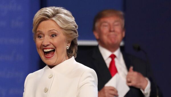 Democratic U.S. presidential nominee Hillary Clinton smiles at a member of the audience as she walks off the debate stage as Republican U.S. presidential nominee Donald Trump remains at his podium after the conclusion of their third and final 2016 presidential campaign debate at UNLV in Las Vegas, Nevada, U.S., October 19, 2016 - Sputnik Mundo