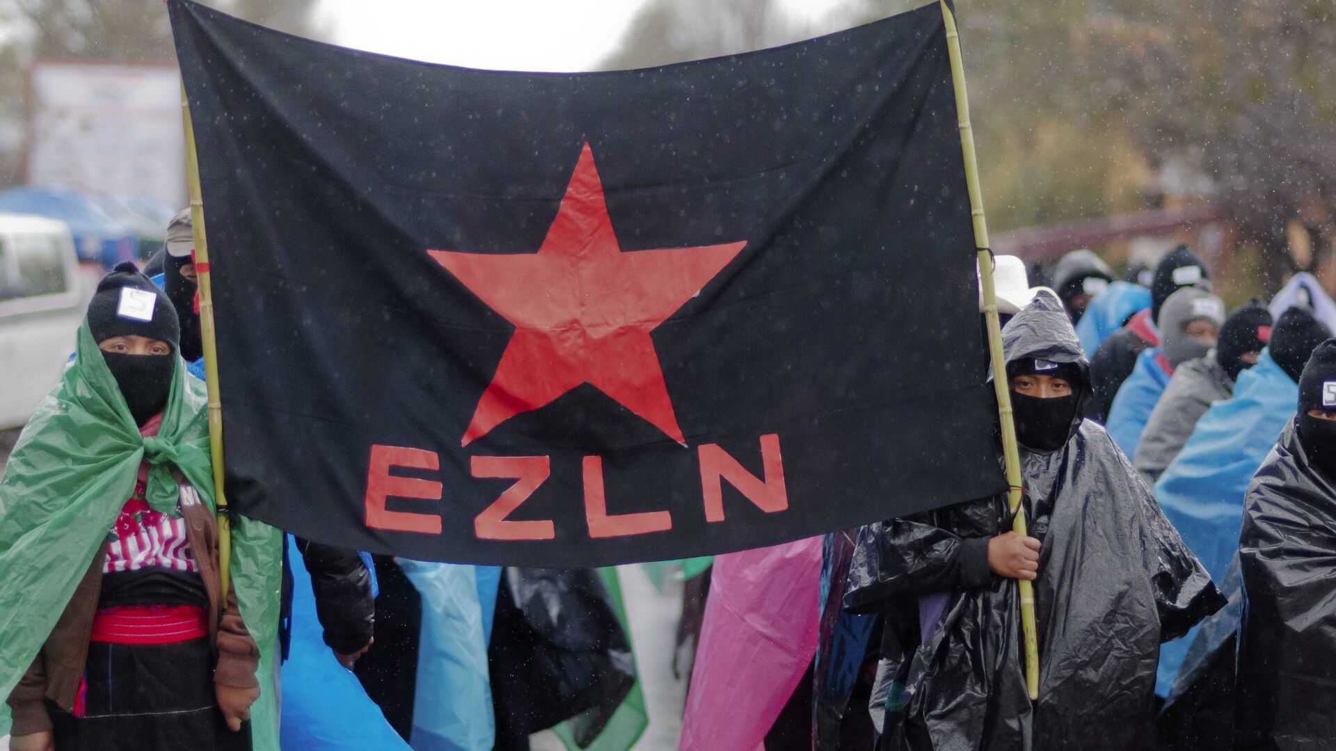 Mayan indigenous people with their faces covered, hold a flag of the Zapatista Army of National Liberation (EZLN) during a march in San Critobal de las Casa, Chiapas state, Mexico on December 21, 2012, - Sputnik Mundo, 1920, 24.09.2021