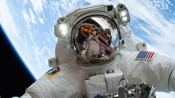 Un astronauta en el espacio, foto referencial - Sputnik Mundo