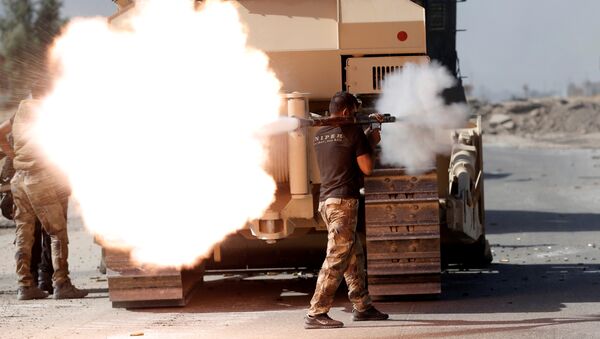 Soldado iraquí realiza un ataque contra Daesh en Mosul - Sputnik Mundo