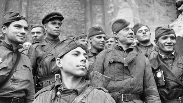 Soldados del Ejército Rojo que asaltaron el Reichstag, en Berlín - Sputnik Mundo
