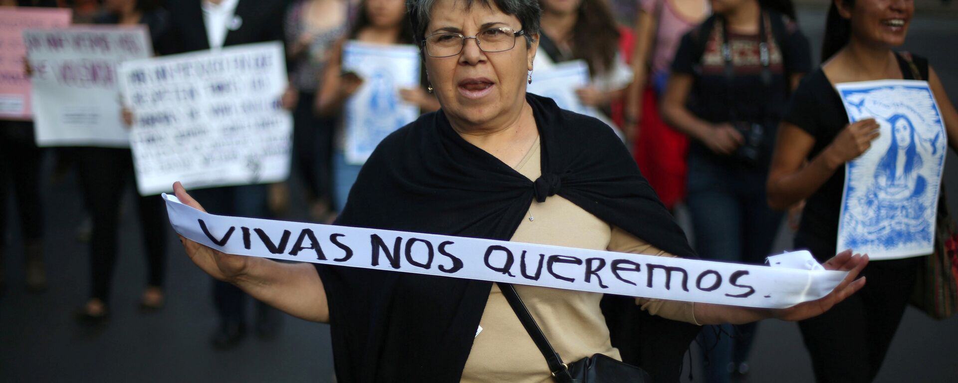 A woman takes part in a march to protest violence against women and the murder of a 16-year-old girl in a coastal town of Argentina last week, at Reforma avenue, in Mexico City, Mexico, October 19, 2016 - Sputnik Mundo, 1920, 03.03.2021