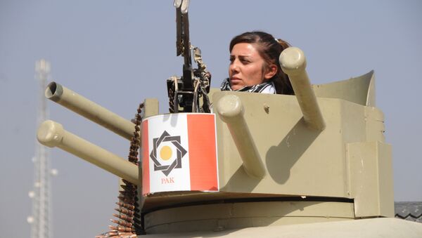 Una combatiente de la unidad femenina de los Peshmerga - Sputnik Mundo