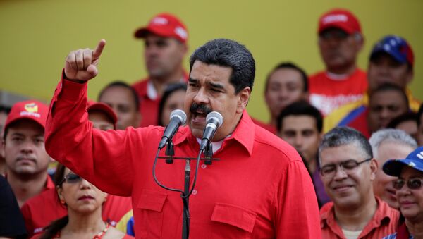 El mandatario venezolano, Nicolas Maduro, durante una intervención ante sus partidarios - Sputnik Mundo