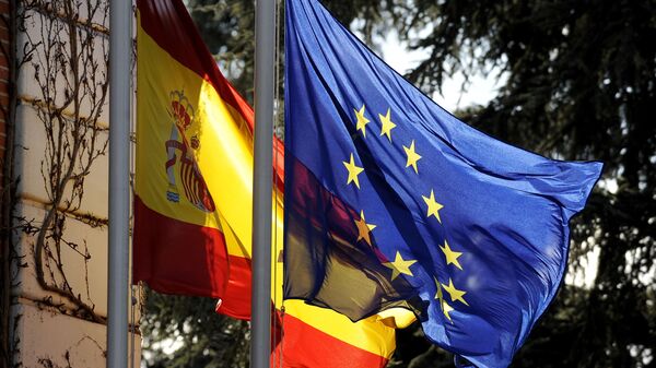 The Spanish flag and the European Union flag fly in front of the Moncloa palace in Madrid on January 8, 2010 - Sputnik Mundo