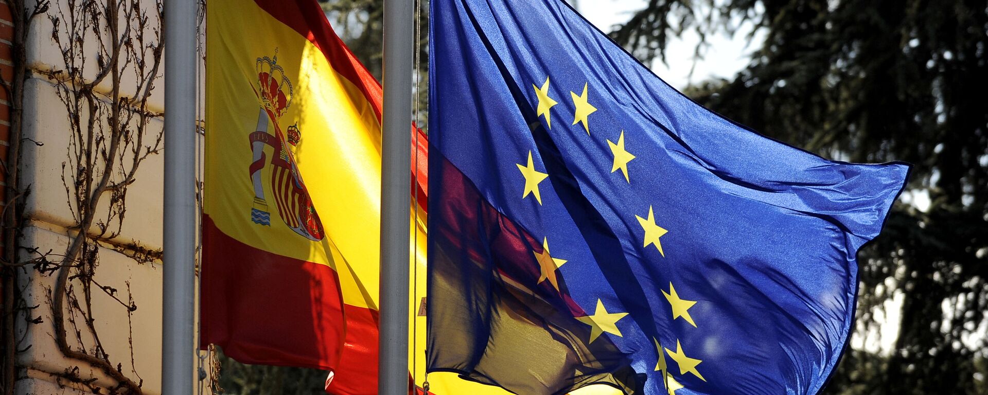 The Spanish flag and the European Union flag fly in front of the Moncloa palace in Madrid on January 8, 2010 - Sputnik Mundo, 1920, 16.06.2021