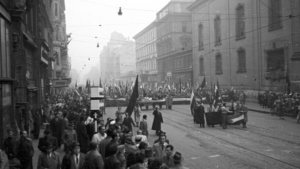 Marcha de protestas en Hungría en 1956 - Sputnik Mundo