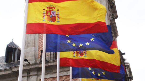 Banderas de España y la UE - Sputnik Mundo