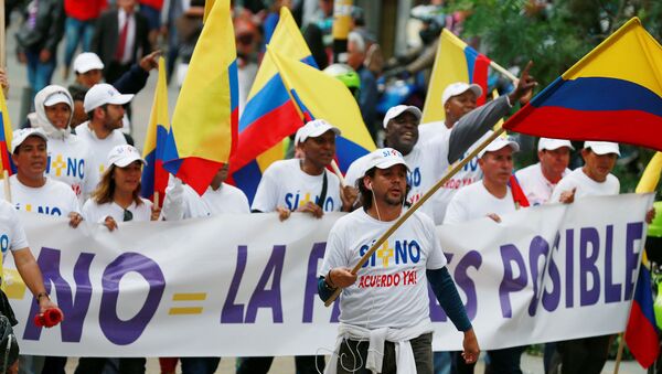 Peace activists make their way into downtown Bogota after starting a trek from Cali in a bid to call for a swift resolution to stalled peace agreement with FARC in Bogota, Colombia - Sputnik Mundo