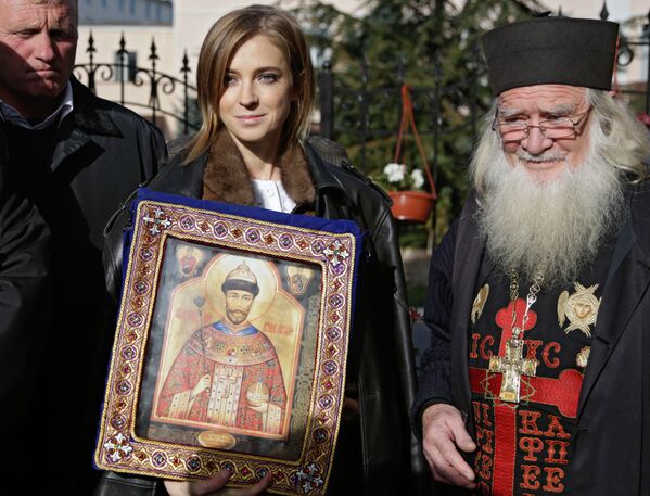 Natalia Poklónskaya acude a la apertura de una capilla en Crimea - Sputnik Mundo