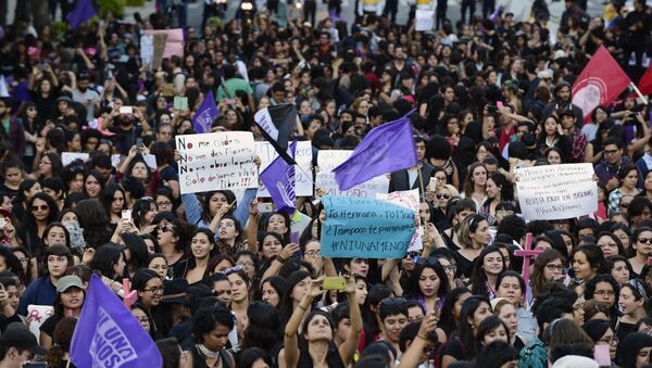 Mujeres protestan contra la violencia de género en Argentina - Sputnik Mundo