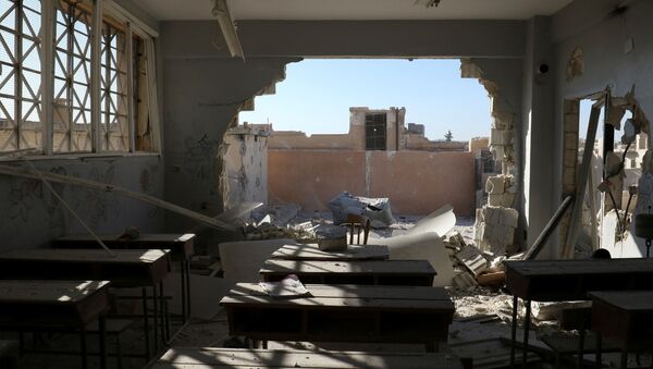 Consecuencias del ataque a una escuela en la provincia siria de Idlib - Sputnik Mundo