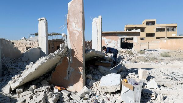 Las consecuencias del bombardeo de una escuela en Idlib (archivo) - Sputnik Mundo
