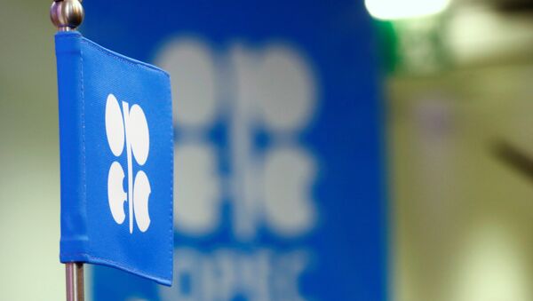 The OPEC flag and the OPEC logo are seen before a news conference in Vienna, Austria - Sputnik Mundo