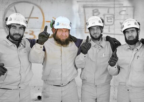 Rescatistas de White Helmets mostrados en el reciente documental de Netflix Rescatistas de White Helmets mostrados en el reciente documental de Netflix - Sputnik Mundo