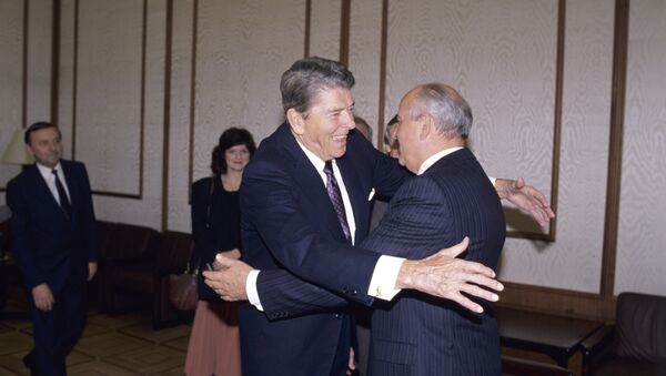 Ronald Reagan y Mijail Gorbachov - Sputnik Mundo