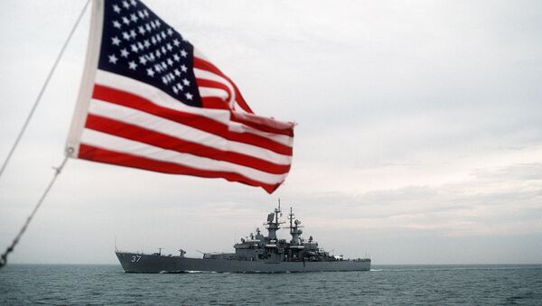 La bandera de EEUU y el buque estadounidense, equipado con misiles nucleares guiados, USS South Carolina - Sputnik Mundo