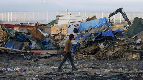 La demolición del campamento de refugiados en Calais, Francia - Sputnik Mundo