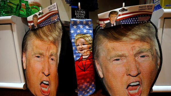 Imágenes de Donald Trump y Hillary Clinton en máscaras y calcetines - Sputnik Mundo
