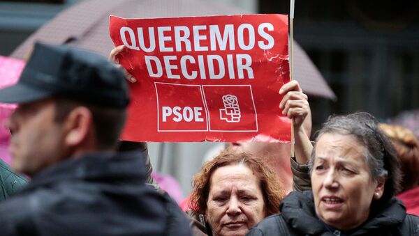 Supporters of Spain's Socialist party (PSOE) hold a poster during a protest outside Spain's Socialist party (PSOE) headquarters in Madrid, Spain - Sputnik Mundo