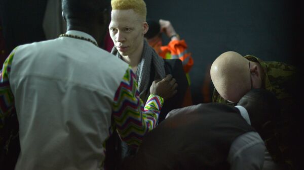 Contestants prepare backstage during a pageant hosted by the Albinism Society of Kenya in Nairobi on October 21, 2016 - Sputnik Mundo