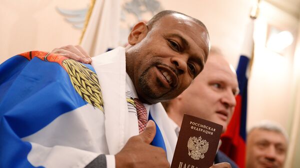 Roy Jones muestra su pasaporte ruso durante la ceremonia de naturalización en Moscú (Rusia), el 27 de octubre del 2015 - Sputnik Mundo
