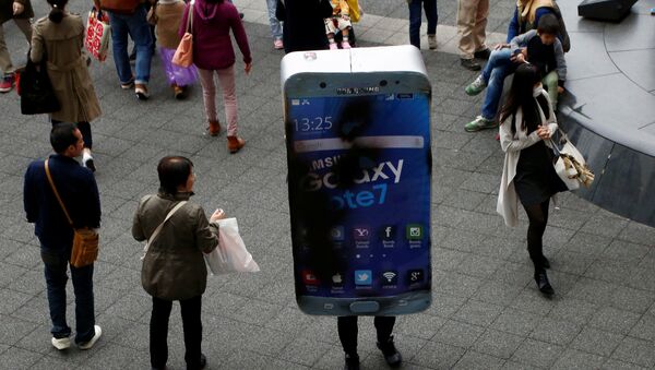 Un hombre en Tokio disfrazado de un Galaxy Note 7, el producto más 'explosivo' de Samsung recientemente - Sputnik Mundo
