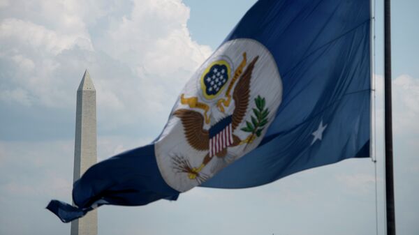 The Washington Monument is seen beyond the US State Department's flag June 30, 2015 in Washington, DC - Sputnik Mundo
