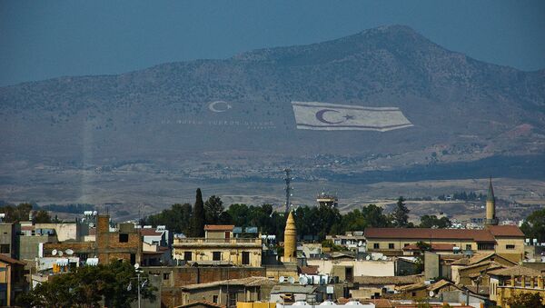 La bandera de la república Turca del Norte de Chipre cerca de Nicosia, capital de Chipre - Sputnik Mundo