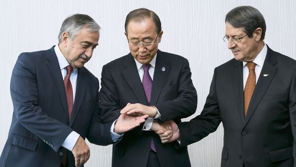 Ban Ki-moon con el presidente de la República de Chipre, Nikos Anastasiadis, y líder de la comunidad turca de la isla, Mustafa Akinci - Sputnik Mundo