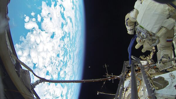 Un cosmonauta ruso durante un paseo espacio - Sputnik Mundo