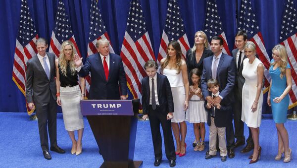 El presidente electo de EEUU, Donald Trump, con su familia - Sputnik Mundo