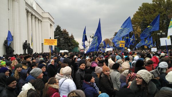 Ucranianos salen en masa a protestar contra el Gobierno - Sputnik Mundo