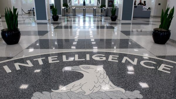 El logotipo de la Agencia Central de Inteligencia (CIA) se muestra en el vestíbulo de la Sede de la CIA en Langley, Virginia - Sputnik Mundo