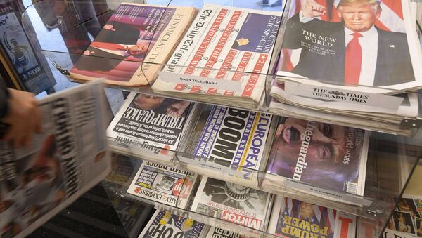 British newspapers are seen with their reaction to the story of U.S. President-elect Donald Trump at a corner shop in London, Britai - Sputnik Mundo