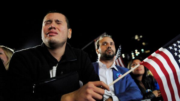 Un hombre llora mientras se encuentra en la muchedumbre que apoya a Hillary Clinton - Sputnik Mundo