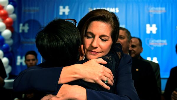 Democratic candidate for the United States Senate from Nevada Catherine Cortez Masto hugs a supporter after speaking at the Nevada state democratic election night event in Las Vegas, Nevada - Sputnik Mundo