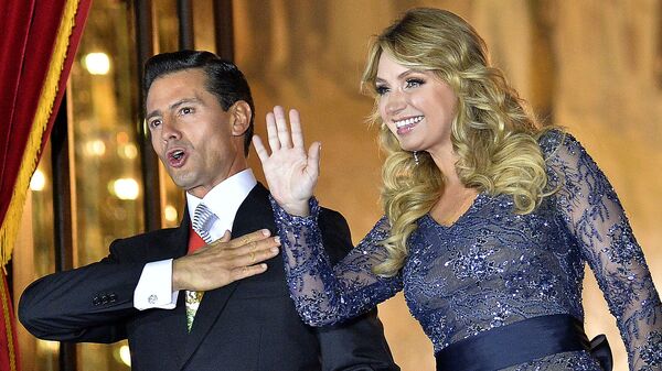 Presidente de México, Enrique Peña Nieto, con su esposa, Angélica Rivera - Sputnik Mundo